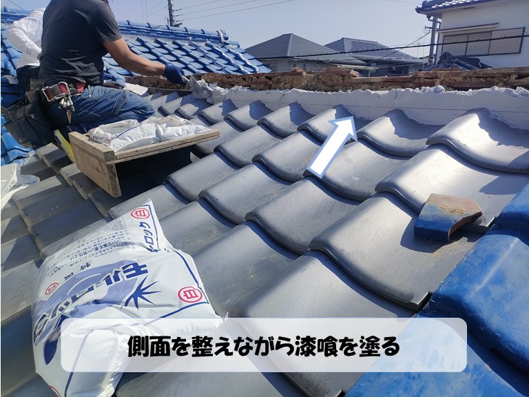 阪南市　側面を整えながら漆喰を塗る